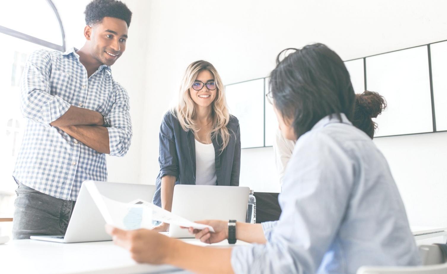 Grupo de personas colaborando en planificación financiera